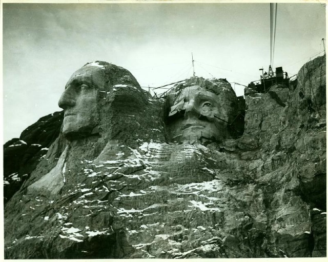 Mount-Rushmore/640x480_Mount_Rushmore construction 16.jpg
